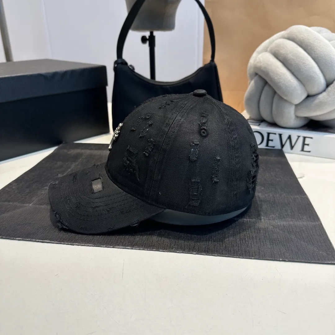P60 Croxin's new ripped washed cotton baseball cap, a personalized and fashionable style, casual with a cool feel, the same style for men and women! Material: 100% cotton Head circumference: 56-58cm available
